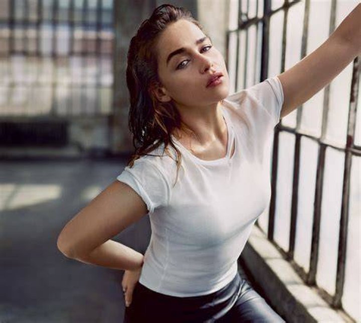 Top 10 Emilia Clarke Hot Looks That You Shouldn't Miss
