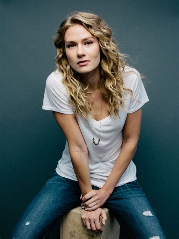 Tori Anderson Celebrites, Celebrities Female, Floral Tops, Beautiful