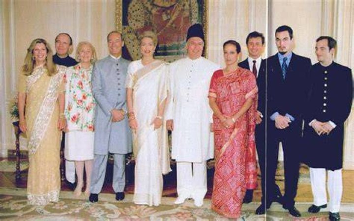 Traditional dress Aga Khan family Traditional dresses, Royal