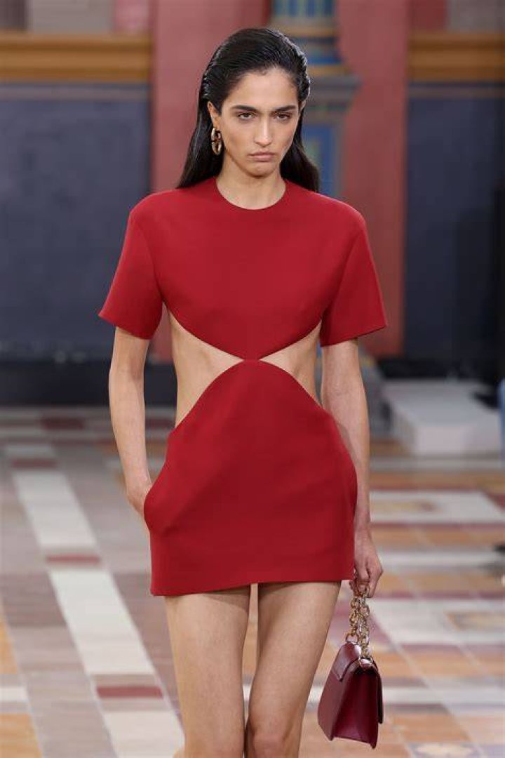Valentino PrimaveraEstate 2024 il corpo al centro Grazia.it
