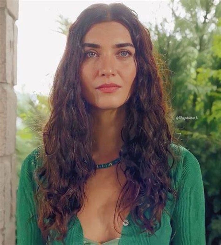 Video of Tuba Buyukustun as Elif and Engin Aky&uuml;rek as &Ouml;mer at the
