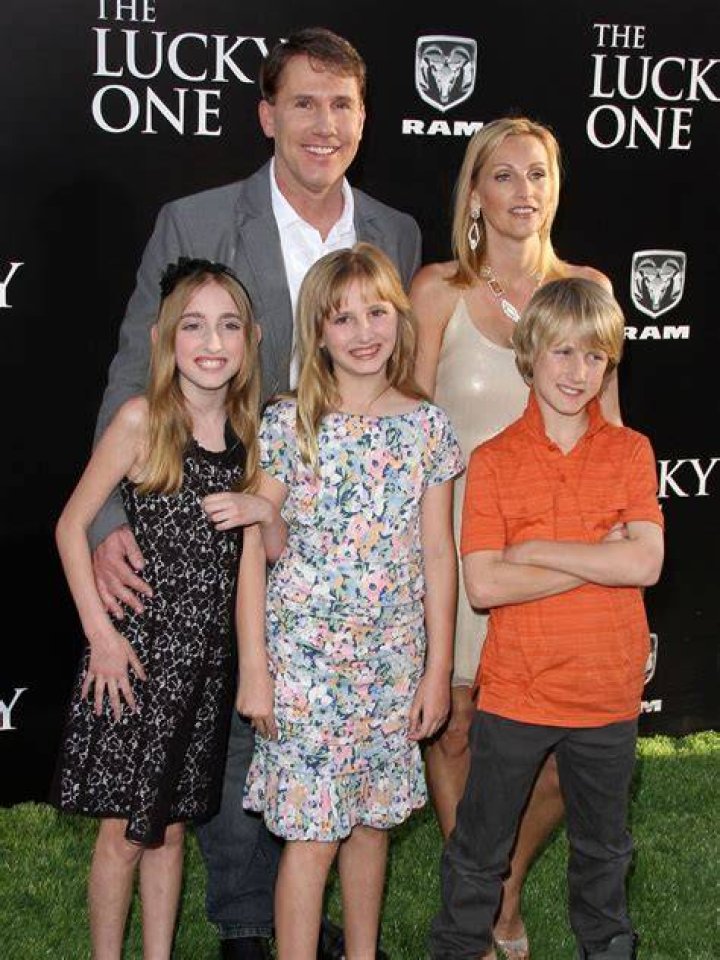 Vid&eacute;o Nicholas Sparks, sa femme Cathy Cote et leurs enfants Avant