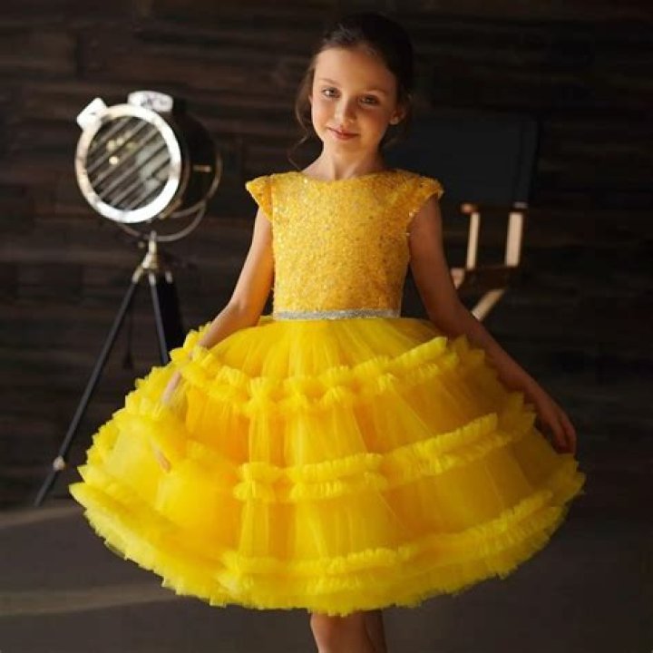 (WATCH FREE) Yellow Dress Girl Rock Paper Scissors Video Viral On