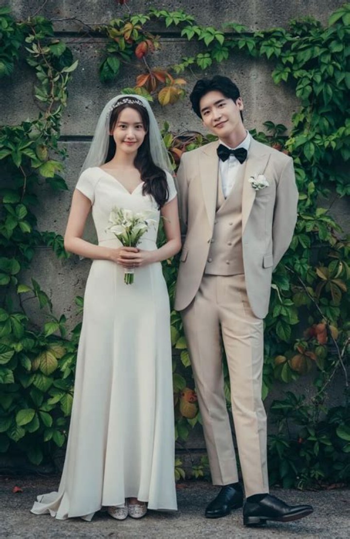 WEDDING Lee Jong Suk and IU The wedding is Expected and Predicted by