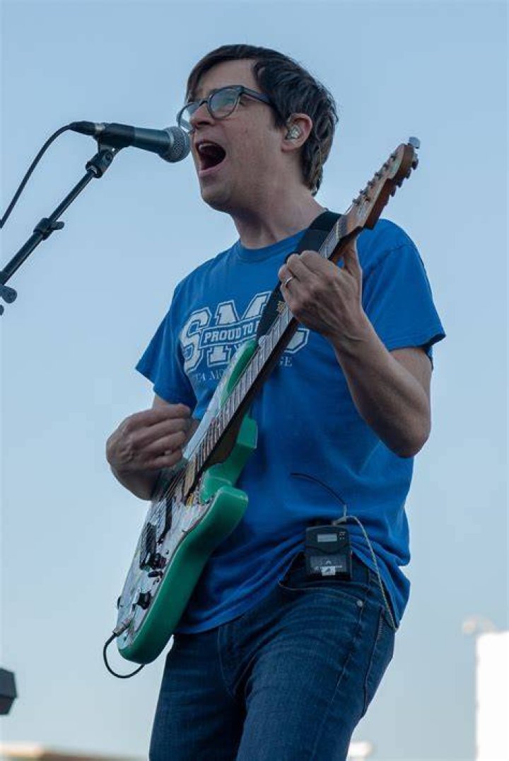 Weezer lead singer Rivers Cuomo injured in bus accident