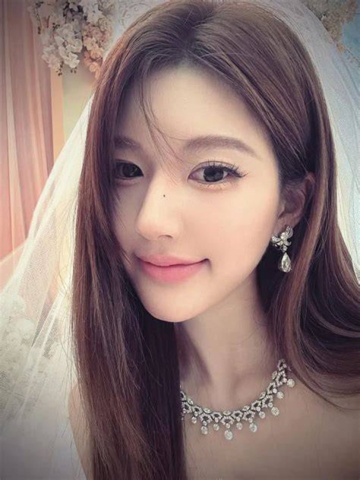 Zhao lusi Korean wedding hair, Wedding hair Bridal outfits