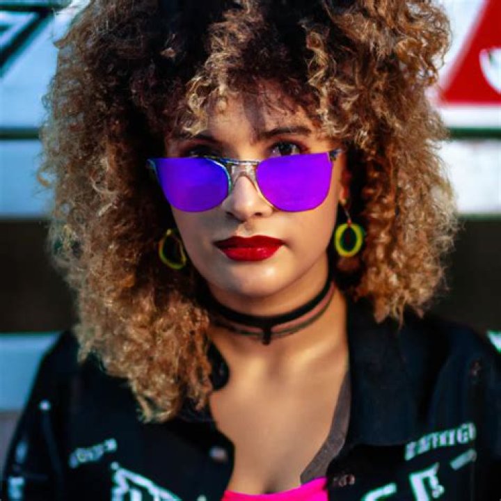 &Iacute;cone transexual dos anos 80, Roberta Close sensualiza de biqu&iacute;ni na
