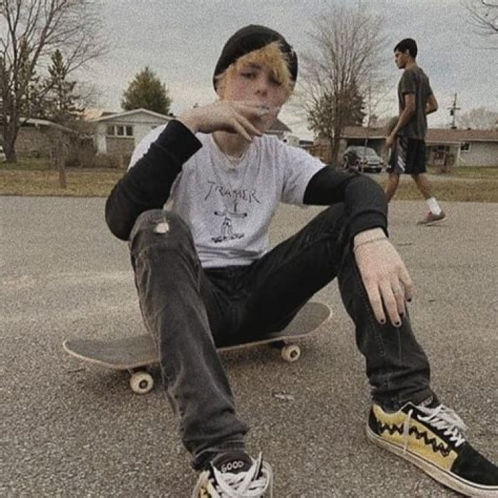 𝒎𝒂𝒍𝒗𝒂𝒓𝒐𝒔𝒆𝒔 Skater boy style, Hot skater boys, Skate boy