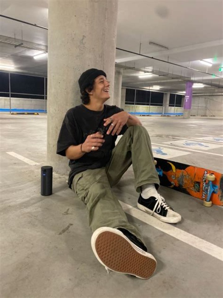 𝒎𝒂𝒍𝒗𝒂𝒓𝒐𝒔𝒆𝒔 Skater boy style, Hot skater boys, Skate boy